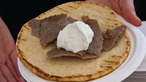 Подготовьте мясо для гиросов.