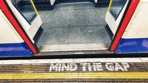 Лондонское метро и его знаменитое предупреждение Лондонское метро и его знаменитое предупреждение