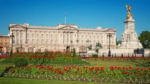 Букингемский дворец в летний сезон