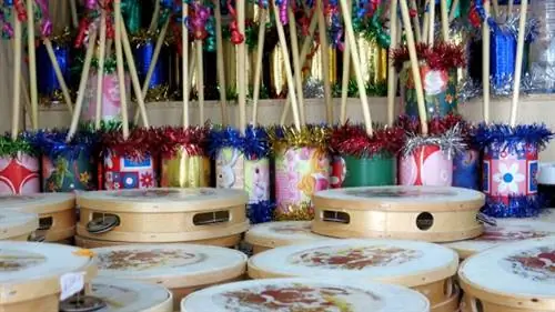 Бубны и замбомбы, типичные рождественские инструменты Испании.