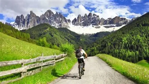 Велоспорт в Доломитовых Альпах, север Италии.