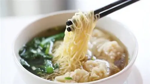 Китайская рисовая лапша с овощами