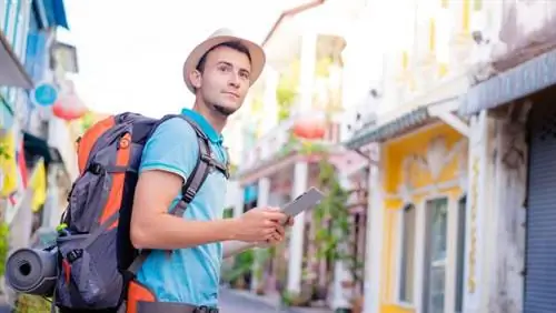 Турист, путешествующий с помощью планшета