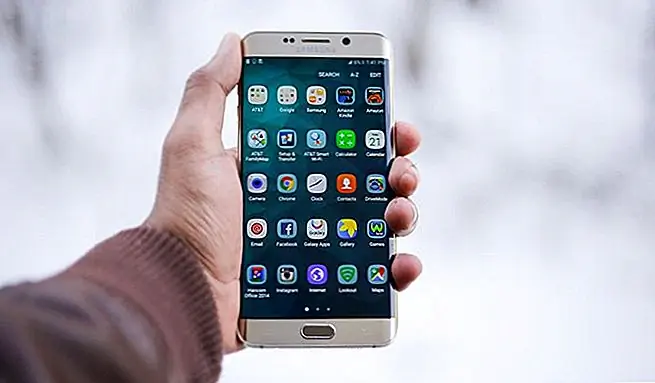 Я ношу Samsung Galaxy S2. Он быстро стал неотъемлемой частью технологий путешествий, со всеми моими музыкой, фотографиями, приложениями и развлечениями, хранящимися на карте microSD, и это было дешевле и проще в настройке, чем iPhone, который я использовал.