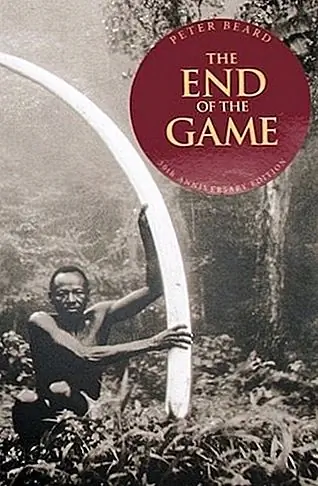 В то время как The Elephant Whisperer - трогательный и красивый, The End of the Game - мучительный. В течение 60-х и 70-х годов Питер Берд проводил большую часть своего времени, работая и фотографируя Национальный парк Цаво. В парке пронеслась засуха, а большое количество слонов было ограничено небольшим количеством пищи и воды. Результатом стало массовое убийство. Дневники Борода превратили книги в журнальный столик - произведение искусства, а иногда и взгляд в ум безумного гения. Он лихо использовал свою кровь и останки животных в своих журналах. Он также является одним из тех легендарных художников, чья жизнь трудно поверить. Он был женат на Шерил Тигс и пообщался с такими, как Энди Уорхол, Мик Джаггер, Трумэн Капоте и Карен Бликсен. Несмотря на то, что ей почти 40 лет, книга точно описывает проблемы, стоящие перед защитой окружающей среды в Африке, и по сей день.