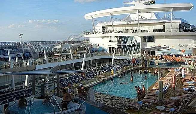 Поскольку круизы для многих людей стоили больших денег, мне стало интересно: знают ли люди, что они могут отправиться в Париж гораздо меньше? Они даже заботятся? Или они путешествуют, потому что это простой, организованный способ заставить всех в одном месте?