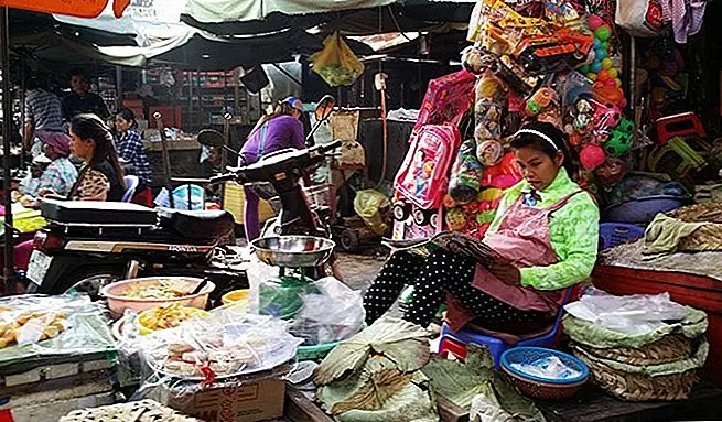 Он по-прежнему песчаный, загрязненный и полный пыли. Здания все еще сбиты, многие остаются пустыми, а улицы все еще заполнены хаосом. Люди выстраивают бары в течение нескольких часов подряд горячими часами. Автомобили проезжают мимо водителей рикши. Люди все еще смеются над поворотом, как раньше, и старики играют в свои игры в домино. Все спешат никуда не денутся. За фасадом это все еще сумасшедший город, который был тогда.