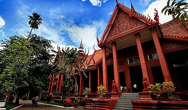 Все эти годы назад я приехал в Пномпень, и я не ожидал многого. Я много не знал о городе. Я просто представлял себе, что это беглый город, в котором не стоит останавливаться. Тем не менее, Пномпень стал и остается одним из моих любимых городов мира. Я люблю Пномпень.