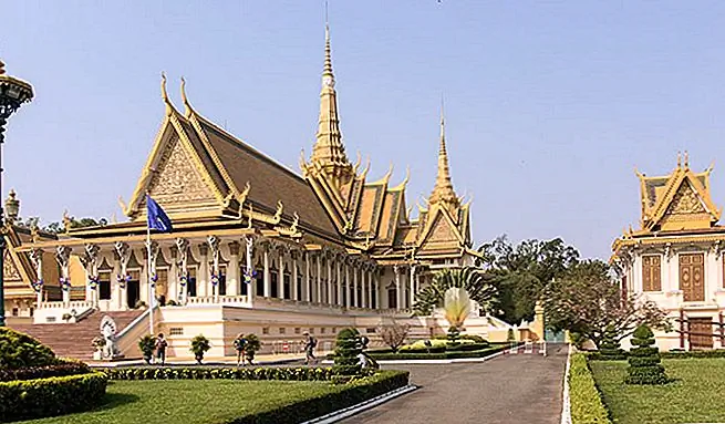 Я нервничала, возвращаясь. Когда вы уходите от места с такими невероятными воспоминаниями, вы можете испугаться, чтобы вернуться. Что, если вам понравилось только место для людей, и вы вернулись, чтобы найти ничего, кроме призраков? Что, если место, которое вы помните, теперь только мечтой? Будет ли волшебство упущено, оставив вам только воспоминания и разочарование, когда вы вернетесь?