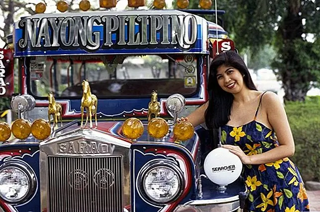 Известный как «бесспорный король дороги» на Филиппинах, Jeepney - мамонт. Когда американские войска вышли из Филиппин в конце Второй мировой войны, избыточные джипы были одарены местным жителям, и именно так появились оригинальные джипни. Филиппины разделили их, добавили крыши для тени и использовали их для восстановления общественного транспорта в стране. В настоящее время ярко оформленные джипни являются символом филиппинской культуры и самым популярным способом передвижения по стране.