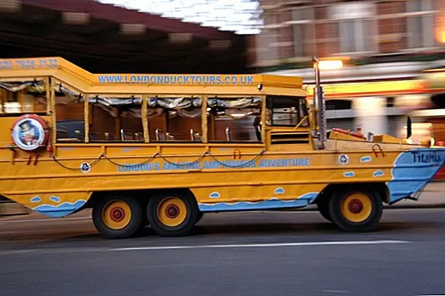 DUKW, широко выраженная «утка», являются амфибийными грузовиками, которые были спроектированы американскими военными во время Второй мировой войны для транспортировки оборудования и войск как по земле, так и по воде.В настоящее время вы можете совершить поездку в DUKW в центре Лондона, точно так называемые Duck Tours. В туре вы проедете мимо знаменитых достопримечательностей Лондона, прежде чем резко начать с реки Темзы, чтобы получить представление из воды. Они - единственный способ испытать достопримечательности центрального Лондона по суше и реке - не выходя из комфорта вашего места!