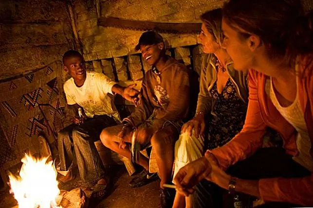 В Leo's Soweto Backpackers вы можете пойти дальше, чем посещать поселок в течение нескольких часов, так как это шанс остаться в самой знаменитой из всех. Быть там ночью также означает, что вы можете посетить бары и музыкальные клубы, когда они действительно пойдут.