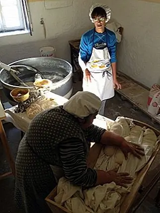 Согласно местным жителям, с которыми я встречался, разнообразие культуры играет центральную роль в культуре региона. Пример был на моем втором дне в Алентежу: группа тура, в которой я была частью, собиралась оставить Падарию Джоана Роке - почтенную старую пещеру пекарни в Видигеире - и владельца, самой Жоаны, которая была влюблена в ее 70-е годы, но все еще работающие и раскачивающиеся предплечья, такие как скамьи ham, спросили, где мы были дальше. Наш превосходный путеводитель Ольга объяснила, что мы отправились на дегустацию оливкового масла в Муре, и это было немедленно встречено презрением Джоанны. «Почему?» Спросила она. «Здесь намного лучше», хотя две деревни находятся всего в тридцати минутах друг от друга.