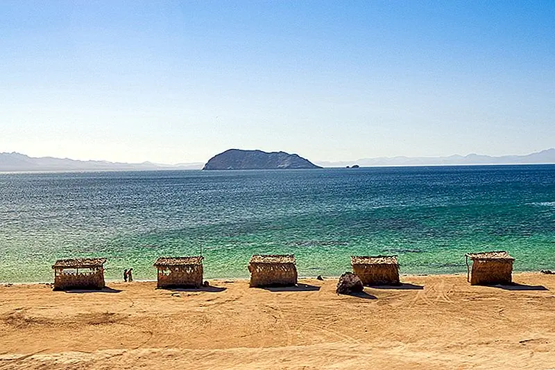 Playa Santispac находится прямо на шоссе - несмотря на случайные толпы RV, у этого есть много места для лагеря (M $ 80) и достаточно жизни, чтобы сделать пребывание здесь более долгосрочным реалистичным вариантом (туалеты, душевые, основные продукты). Остановитесь у Ана для дешевых тако-рыб и мощных Кровавых Мэрис; вы также можете арендовать каяки и снаряжение для сноркелинга.
