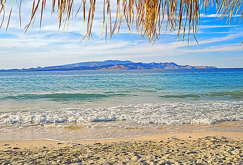 Самый большой и оживленный пляж в Ла-Пасе - Playa de Tecolete с настоящей праздничной атмосферой в выходные дни - это также лучшее место для купания, с видом на ресторан и бар Isla Espíritu Santa и El Tecolote, предлагающий морепродукты, напитки и лодочные туры (М $ 950).