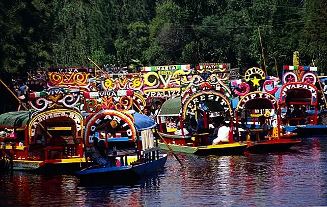 Плавание через Xochimilco, Мексика