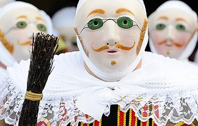 Присоединение к Жилю в Binche Carnival, Бельгия