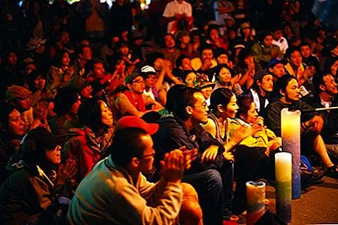 Фестиваль Fuji Rock в Хонсю, Япония. Мега-группы, горный воздух и лес веселятся среди соснового леса одного из крупнейших горнолыжных курортов Японии.