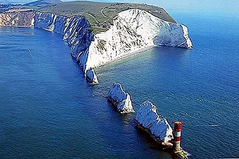 Остров Уайт, английский канал. «Викториана у моря» В 1845 году молодая королева Виктория сделала этот остров всей яростью, когда она начала приезжать сюда на морские праздники с ее любимым супругом принцем Альбертом; вы все еще можете совершить поездку по их итальянскому особняку Osbourne House. Следуя примеру королевы, знаменитости 19-го века от Теннисона до Чарльза Диккенса собрались здесь, чтобы насладиться мягким климатом Уайта, песчаными пляжами и панорамными прогулками по драматическим мелам. Представьте себе влияние 600 000 поклонников рок-группы, прибывающих в 1970 году на третий ежегодный рок-фестиваль Isle of Wight, где, среди прочего, Джимми Хендрикс раздул умы поклонников.Возрожденный в 2002 году, этот фестиваль рассказывает о многих из лучших выступлений в США в течение долгих выходных в июне; фестиваль включает в себя огромный кемпинг, в котором много концертов гуляют в течение 3 дней, дождя или блеска. Даже королева Виктория, возможно, была удивлена.