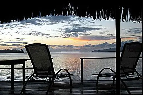 Raiatea & Tahaa, Французская Полинезия Raiatea - самый священный остров в Южных морях, с наиболее сохранившимся археологическим объектом в Полинезии. Отделяемый от Raiatea тонкой лагуной, «ванильный остров» Тахаа является еще более традиционным и является домом для одного из самых роскошных курортов в регионе.