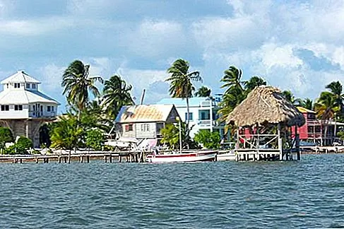 Caye Caulker, Белиз. Для тех, кто когда-либо испытывал желание бежать крысой и парашютом на тропический остров с бархатистым воздухом и свежим, босиком образом, Кайе Калкер, скорее всего, поместил бы счет. Это своеобразное непринужденное, насыщенное солнцем пятно, которое так же привито крысиной расе, как и цивилизованное место.