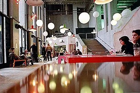 Открытие новейшего современного искусства в Palais de Tokyo Открытие новейшей инсталляции современного искусства во Дворце Токио. Этот момент, когда все, что я знаю об искусстве, вылетает из окна, и я столкнулся с чем-то новым и совершенно нетрадиционным. Я спрашиваю себя, на что я смотрю и как это заставляет меня чувствовать, а затем переваривать все это на обед в одном из ресторанов галереи.