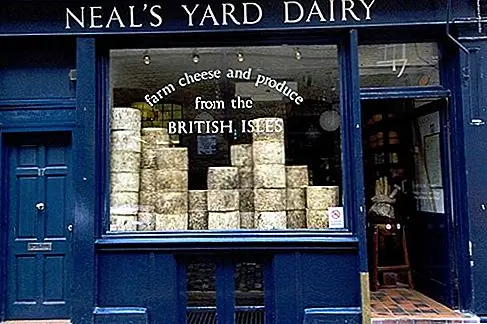 Neal's Yard Dairy и Paxton & Whitfield, London Великолепная традиция производства сыра в Великобритании отскочила от почти исчезновения - и этот ренессанс, по крайней мере частично, был стимулирован двумя лучшими производителями сыра Лондона, Paxton & Whitfield и Neal's Yard Dairy,