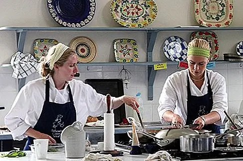 Ballymaloe Cookery School, Корк, Ирландия Слово «идиллический» приходит на ум при виде уютной усадьбы Баллимало. В непосредственной близости от небольшой рыбацкой деревушки в графстве Корк, эта коллекция коттеджей 18-го века окружена садами и моховыми садами и, окружая это, процветает органическая ферма. Как деревенский, как здания выглядят снаружи, как только вы ступите внутрь, вы найдете шикарно оборудованный кулинарный класс с большими окнами, фалангу счётчиков и разделочные блоки, а также готовые к действию кулинарные плиты.