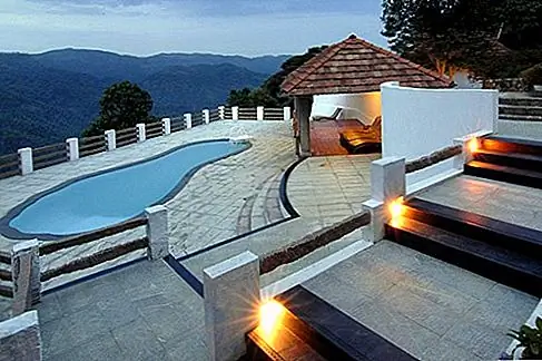 Paradisa Plantation Retreat, Cardamom Hills, Индия. Слово «отступление» в названии также не могло быть более уместным. Гости останавливаются в индивидуальных виллах тика, построенных в традиционной архитектуре в стиле Кералы и украшенных антикварными колоннами и сложными росписными рисунками. Каждая вместительная вилла имеет собственную частную обстановку и потрясающий вид на густые зеленые холмы с видом на бывшие охотничьи угодья махараджи. Вы можете искупаться в бассейне с тентом на террасе на склоне горы, заняться занятиями йогой и аюрведическими процедурами, поиграть в гольф в близлежащем клубе исторического плантатора, разыскать диких слонов и, возможно, даже тигров в заповеднике дикой природы Перияр прямо над холмами.