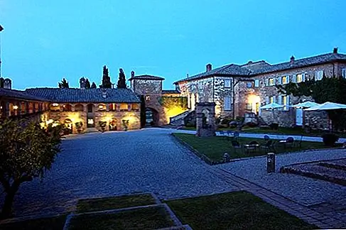 Locanda dell'Amorosa, Синалунга, Италия В долине Кьяна, к востоку от Сиены и к югу от Ареццо, прямая проселочная дорога, выложенная стрелками из тонких темных кипарисов, ведет от современного Синалунга к очаровательной реликвии богатого аграрного прошлого Италии.