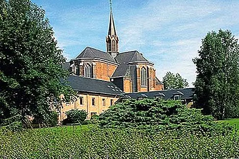 Abbaye de Notre Dame, Бельгия Бельгия подняла ремесло пивоварения до высокого искусства; его неподобающая репутация в мире пива совершенно несоразмерна его размерам и почти обязана почти всем религиозным заказам. Пивоваренные операции являются основным источником дохода, помогая монастырям финансировать их благотворительную деятельность. Поскольку они такие строгие религиозные общины, сами пивоваренные заводы не открыты для публики - но с небольшой изобретательностью вы можете приблизиться к источнику.