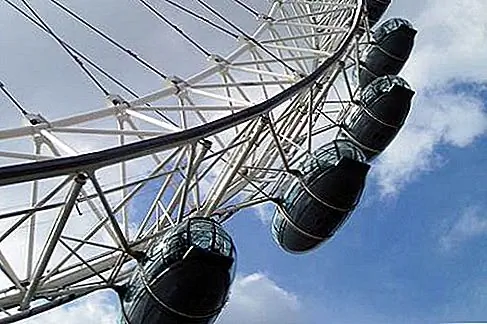 British Airways London Eye Огромное колесо обозрения, которое торжественно вращается с одним оборотом за полчаса, быстро стало значком Лондона. Он очень ценит skyscape и очень любит даже самых ожесточенных лондонских традиционалистов. Хотя первоначально он планировался всего на 5 лет, город не может позволить ему уйти. Покажите время за 30 минут до запланированного времени отправления (15, если у вас есть билет Fast Track). Не забывайте свою камеру. Планируйте свою поездку вокруг заката для некоторых великолепных цветов.