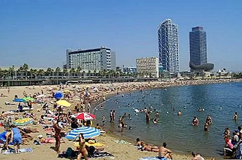 Барселона, Испания Барселона, второй по величине город Испании и столица региона Каталония, была разработана как порт римлян и уже давно является средиземноморским центром торговли и пассажирских перевозок, а его доки ежедневно упакованы крупнейшими мегалитами круизных линий, Ничьи? Удобное расположение города на Пиренейском полуострове; его богатство исторических, культурных и художественных предложений; и доки в нескольких минутах ходьбы от центра города. Практически каждая крупная круизная линия посещает здесь сегодня, и многие используют порт в качестве порта посадки / высадки.