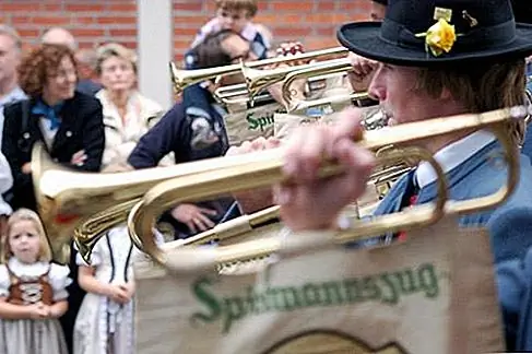 Музыка От yodeling до духовых оркестров музыка необходима для любого праздника Октоберфест, а пение пивных пивных песен - это праздник фестиваля.