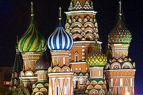 Москва, Россия Декоративные фасады Русских православных церквей нигде более очевидны, чем в 600-метровых соборах и небольших церквях Москвы, где трудно переоценить своеобразие цвета, золота и куполов.