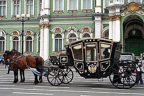 Санкт-Петербург, Россия Большинство кораблей остаются в Санкт-Петербурге на два-три полных дня, давая вам достаточно времени, чтобы осветить позолоченное великолепие дворцов, соборов, музеев и садов Императорской России. Главная достопримечательность - Эрмитаж, основанный в 1764 году как частный музей Екатерины Великой. Сегодня Эрмитаж - крупнейший в России художественный музей с тремя миллионами произведений искусства, в том числе древнегреческие и римские произведения, шедевры французского и импрессионистического искусства XV-XVI веков. Некоторые туры включают посещение Золотой комнаты, чтобы увидеть знаменитую золотую коллекцию скифов и греков, королевские подарки и впечатляющее распространение европейских украшений.
