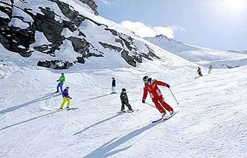 Les 3 Vallées, регион Савойя, Франция Les 3 Vallées, расположенный во французских Альпах, рекламируется как самая большая в мире горнолыжная зона с 660 квадратных километров - 163 090 акров земли, соединенных подъемниками. Примерно в 2 часах езды от Лиона или Женевы, Les 3 Vallées, который также включает в себя четвертую долину, Maurienne, состоит из восьми взаимосвязанных горнолыжных курортов. Хотя несколько курортов обслуживают семьи, Les Ménuires, расположенный в самом центре области, является одним из самых семейных, даже если он более простой, чем живописный. Лыжная школа Les Ménuires-Saint Martin de Belleville и Ecoles du Ski Francais в Les Ménuires предлагают уроки лыжного спорта и сноуборда для детей и взрослых. Спросите о занятиях на английском языке.
