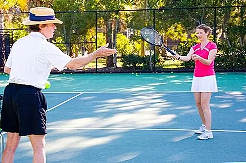 Resort Sport: Tennis, Kiawah Island Golf Resort, SC Да, курорт имеет «гольф» от его имени, которого не каждый подросток любит - но и теннисная команда тоже отличная. Kiawah (www.kiawahresort.com), теннисный центр с самым высоким рейтингом на побережье Южной Каролины, предлагает отдельные программы для взрослых, а также подростков и подростков на разных уровнях игры. Начинающие и посредники сосредотачиваются на обслуживании, залпах, передних и на задних сторонах в одно- или двухчасовых ежедневных клиниках. Раненые подростки могут выбрать двухчасовую ежедневную практику с Тренировочной тренировкой Junior Tournament или пять часов ежедневной игры в Академии тенниса Барта. Пройдитесь по площадке, прогуляйтесь по пляжу длиной в 10 миль, плавайте в океане, каяк, ручьи, кружащие болота, и отправляйтесь на однодневные экскурсии в близлежащий Чарлстон, примерно в 45 минутах езды на юг, для осмотра достопримечательностей города и шоппинга.