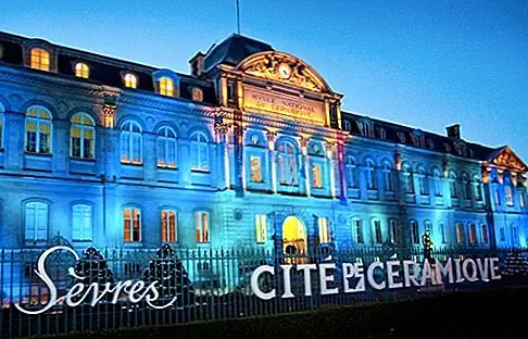 Производство Nationale de Sèvres, Франция Когда мы все живем в неофициальном, но всепроникающем возрасте IKEA, разве не приятно знать, что некоторые места все еще делают старинную посуду? Это, безусловно, имеет место в небольшом Sèvres, на западном краю Парижа, где фабрика непрерывно обрабатывает тонкий фарфор с 1740 года (что делает его немного старше, чем более известный фарфор Лиможа). Сегодня он был ребрендирован как комплекс «Cité de la céramique». Сайт включает в себя музей и бутик, где вы можете ознакомиться и приобрести элегантные фарфоровые тарелки и другие керамические предметы - некоторые очень современные по стилю - до вашего сердца. Цвета подписи Sèvres - это богатый царственный синий цвет, который исходит из локально доступного оксида кобальта, который смешивается с керамической глазурью.