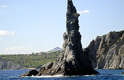Aegina Предположим, вы окажетесь с дополнительным днем в Афинах: недостаточно для перерыва в Миконос или на другом острове Эгейского моря, но слишком заманчиво не сделать легкий перерыв на тротуаре. Попробуйте Эгина: это всего в 35 минутах от порта Пирей на подводных крыльях и вдали от городского затора. Первым должно быть посещение Храма Афаии; удивительно хорошо сохранились. Вы почувствуете, что находитесь в частной экскурсии по Парфенон. Во-вторых, фисташки: Эгина славится ими, поэтому запасайтесь. И, конечно же, для тех живописных береговых линий, где нет места, так же хорошо, как и Греция.