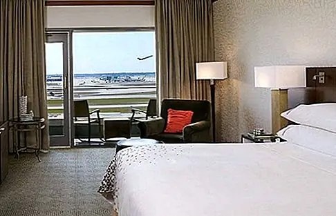 Renaissance Concourse Atlanta Airport Hotel Вполне возможно, что в Атланте есть не только один из самых оживленных аэропортов в мире, но и один из лучших аэропортов, из которых можно взять все эти взлеты и посадки в Хартсфилд-Джексон. В этом ренессансе, принадлежащем Marriott, попробуйте взять комнату на шестом этаже или выше (всего 11 этажей), и если вы окажетесь на стороне отеля, стоящей перед аэропортом, вы также сможете принять преимущество наружного балкона, чтобы увидеть еще больше. С 387 номерами - все звукоизолированные - нахождение идеального самолета-окуня здесь должно быть быстрым. Чтобы «упиваться на взлетно-посадочной полосе» (как выразился отель) с минимальными догадками, просто закажите комнату с видом на взлетно-посадочную полосу при бронировании.