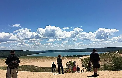The Dune Climb at the Sleeping Bear Dunes National Lakeshore Примерно в 2 милях от живописного дисковода находится дюнная зона, которую посетители могут забирать, поскольку она (чуть) облегчает движение. С парковки есть один крутой подъем, а затем еще несколько холмов (на фото), прежде чем вы попадете на захватывающие виды на озеро.