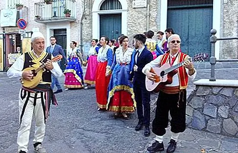 Чивита Чивита является одной из албанских деревень Калабрии, населенных в XV-XVIII веках теми, кто бежал от балканских нашествий Османской империи и принуждал к переходу к исламу.Превосходное сообщество Арбрёше сохраняет традиции живыми благодаря фестивалям, еде, песне, танцу и древней версии албанца, которые все еще говорят здесь.