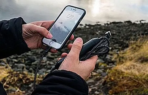 NOMAD Ultra Rugged Battery Cable, $ 40 Представьте себе кабель для смартфонов, который удваивается как аккумулятор, на всякий случай, когда вы не можете найти выход. Это существует: NOMAD Ultra Rugged Battery Cable заряжает ваш телефон первым, а затем сам, сохраняя еще 2350 мАч (что в значительной степени перезаряжает iPhone и почти полностью заряжает iPhone 7+). Как будто это не было достаточно удобным для путешественников, этот пятифутовый кабель также изготовлен из кевлара и жесткого нейлонового военного сорта, чтобы он не сражался.