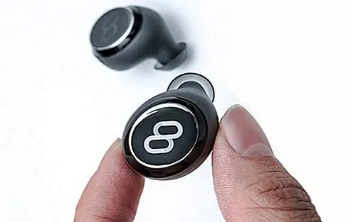 Mymanu CLIK earbuds, $ 200 В настоящее время Indiegogo финансируется и объявляется о выпуске весны, этот продукт из Манчестера, Англия, по сути, переводит язык вашего партнера по разговору (с задержкой в пять секунд), пока они разговаривают с вами. Эта магия происходит с помощью приложения для смартфонов, которое предназначено для обработки 37 языков. Передайте одному своему собеседнику, и он тоже будет переводить для них. Планируется, что наушники будут шумоподавлять и эргономично.
