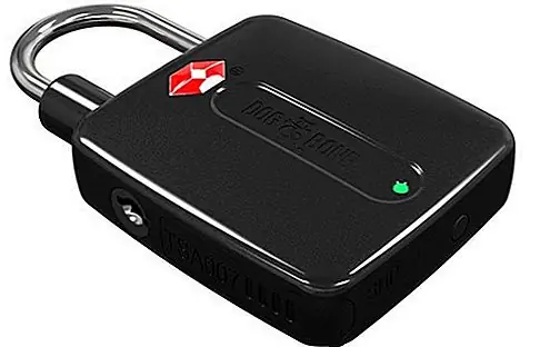 Dog & Bone Locksmart Travel, $ 60 The Dog & Bone Locksmart Travel lock - это блокировка багажа, одобренная TSA, которая может отслеживать местоположение вашего мешка до тех пор, пока он находится в пределах диапазона Bluetooth от вас или любого другого, кто его использует. Кроме того, это беспроблемно: вы открываете его с помощью приложения, а это значит, что вы также можете открыть его, если он находится где-то в другом месте (как если бы вам нужно было).