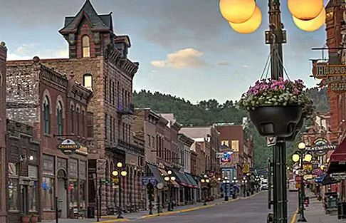 Подумайте дважды о Deadwood. Если вы любите играть в азартные игры, посредственные шоу и небольшие кладбища, содержащие пару погребенных преступников, этот исторический приграничный город, расположенный примерно в 45 минутах к северо-западу от Rapid City, для вас. Все остальные, вероятно, почувствуют себя подвешенными. Как и в случае с Crazy Horse, было бы позором dally здесь, когда есть так много других аутентичных впечатлений, чтобы провести время на близлежащем.