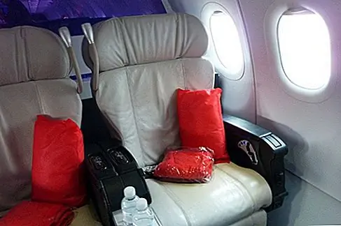 Virgin America Полет в 15 пунктов назначения с центром в Сан-Франциско, американский перевозчик Virgin в настоящее время является самой знаменитой недорогой авиакомпанией в США. Он получил премию Skytrax за лучшую недорогую авиакомпанию в Северной Америке, а награда Zagat за лучшие средние США. Virgin поражает все цилиндры с развлечением спинкой, отличными закусками и даже успокаивающим освещением в полете. Это похоже на JetBlue, прежде чем JetBlue стал большим.