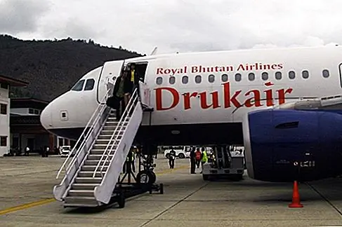Druk Air Места крошечные, но, по-видимому, это большинство людей в Бутане, стране происхождения небольшого Druk Air. В регионе, где много авиалиний является опасным или официозным, служба Druk Air встречает необычную цель Бутана по улучшению «валового национального счастья» страны. Кратковременные рейсы авиакомпании в семь пунктов назначения часто дают пассажирам вид на гору Эверест, когда они едят свои бесплатные горячие карри. У опытных пилотов авиакомпании никогда не падало на смелые спуски в аэропорт Паро, один из самых опасных приземлений в мире.