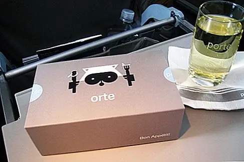 Porter Airlines Porter's hub airport - это большая часть его привлекательности: он летает в 14 пунктов назначения с центром в аэропорту Билли Бишопа в Торонто, который находится рядом с центром города и предлагает удобства для лаундж-лаунджей для всех путешественников. Оценил 4-звездочную авиакомпанию Skytrax, Porter очаровывает летчиков с оптимистичным отношением и симпатичными, фирменными закусками на даже короткие рейсы. Это потрясающая альтернатива холодному, безличному опыту Air Canada.